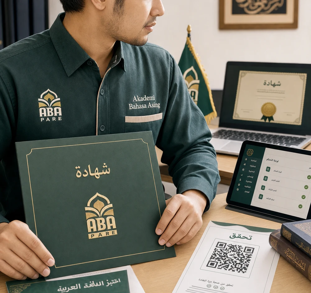 مشارك في ABA Pare يرتدي زيًا مطرزًا بعبارة Akademi Bahasa Asing لعرض فوائد الشهادة والتحقق من الوثائق